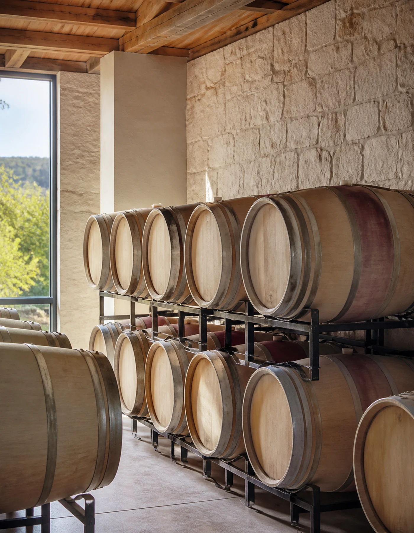 Sala de barricas francesas de tercer y cuarto uso para Puquillay Cabernet Sauvignon 2022